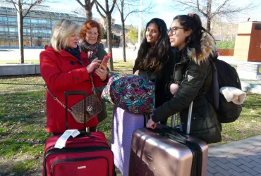 Estudiantes conocen a su familia española de acogida