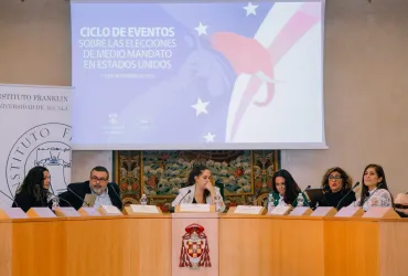De izquierda a derecha: Marta Torres, corresponsal en Estados Unidos, Pedro Rodríguez, profesor de Relaciones Internacionales en la Universidad Pontificia Comillas (CIHS) y analista de política exterior y geopolítica, Irene Sacaluga, periodista en La Sexta Noticias, Cristina Crespo,  investigadora-colaboradora del Instituto Franklin-UAH, Esperanza Cerdá, secretaria académica del Instituto Franklin-UAH, y Ana Lariño, directora de Investigación y Relaciones Externas del Instituto Franklin-UAH