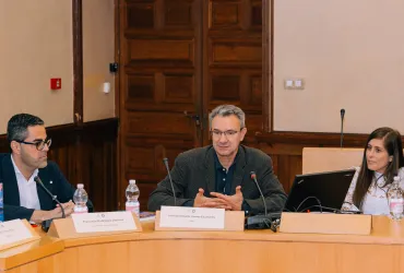 De izquierda a derecha: Francisco Rodríguez Jiménez, profesor de la Universidad de Extremadura y autor del libro, Lorenzo Delgado Gómez-Escalonilla, investigador del CSIC, y Ana Lariño, directora de Investigación y Relaciones Externas del Instituto Franklin-UAH