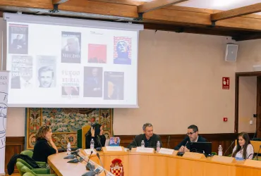 De izquierda a derecha: Esperanza Cerdá, secretaria académica del Instituto Franklin-UAH, Marta Torres, corresponsal en Estados Unidos, Lorenzo Delgado Gómez-Escalonilla, investigador del CSIC, : Francisco Rodríguez Jiménez, profesor de la Universidad de Extremadura y autor del libro, y Ana Lariño, directora de Investigación y Relaciones Externas del Instituto Franklin-UAH