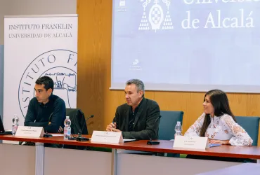 De izquierda a derecha:  Daniel Fernández de Miguel, Universidad Carlos III, Lorenzo Delgado Gómez-Escalonilla, investigador científico del CSIC, y Ana Lariño, directora de Investigación y Relaciones Externas del Instituto Franklin-UAH